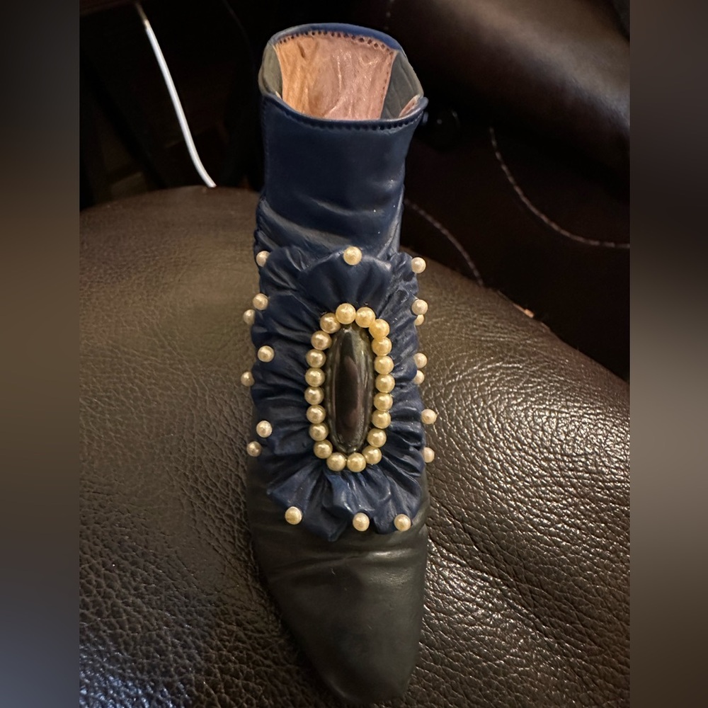 Just The Right Shoe - Raine/Willitts Design
